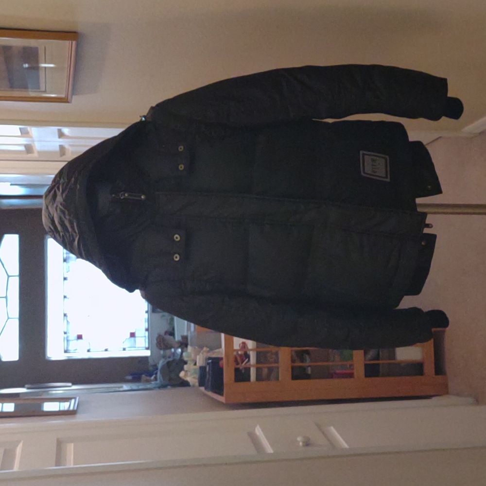 Eitie Paris black puffer/ ski jacket with snap off sleeves size 6
